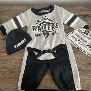 Oakland Raiders Set with beanies Size 0-3 months